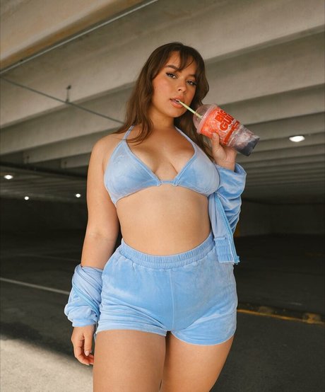 Venezia Cruz free pornstar img