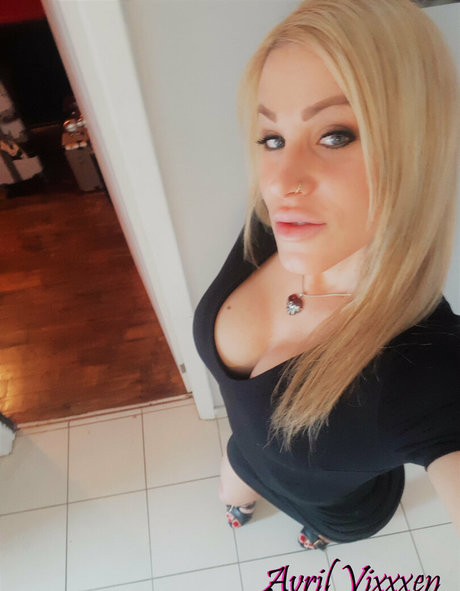 avrilvixxxen nude model picture