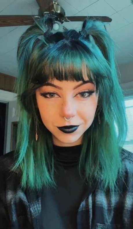 OkayGnomie model xxx photos