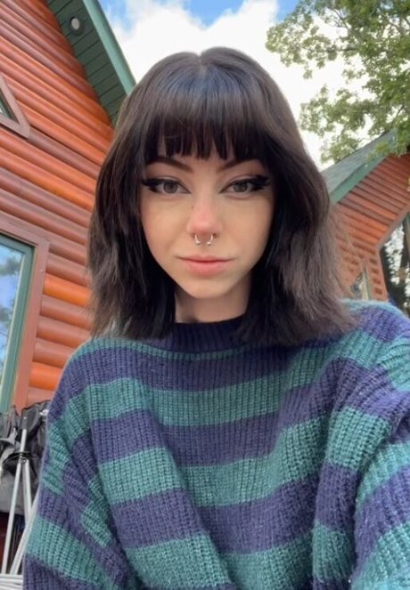 OkayGnomie model top photo