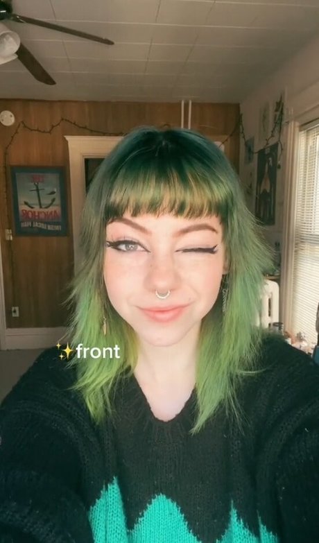 OkayGnomie exclusive model pic