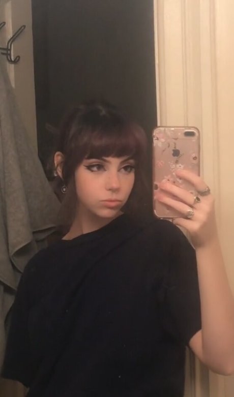 OkayGnomie nude model gallery