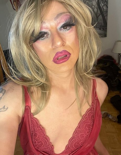 queenmarlagonzo exclusive model image