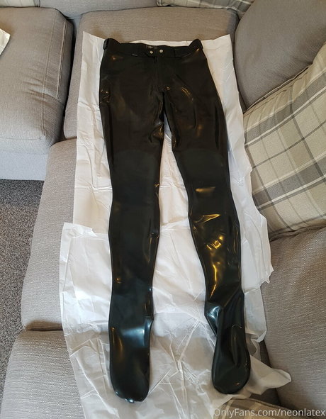 neonlatex naked model pictures