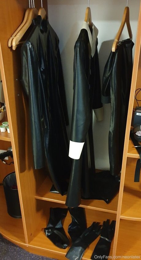 neonlatex model pictures