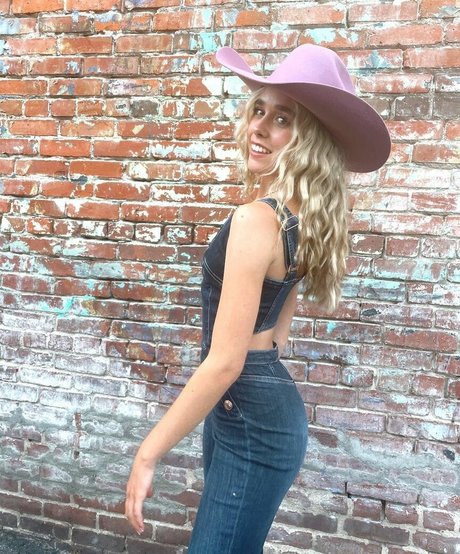 Jenna Davis erotic actress pics