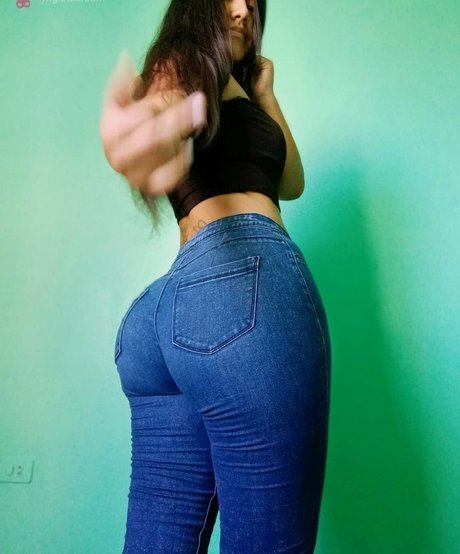 Nicol Pizarro model top img