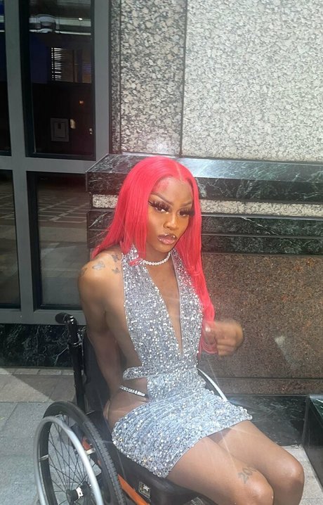 milandior3 hot star photo