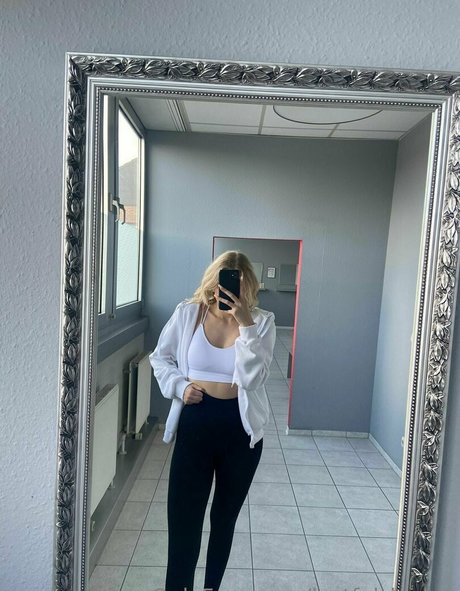 lustful leonie free pornstar img