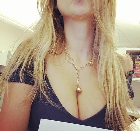 hairy onlyfans pornographic image