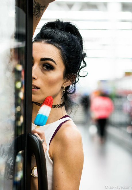 busty mom onlyfans pornographic pics