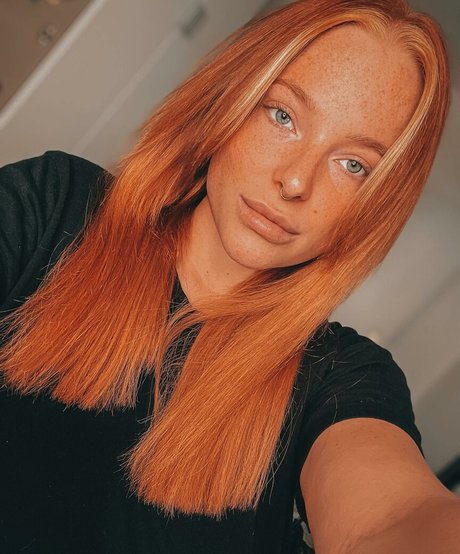 Sarah Neuhaus model nude pics