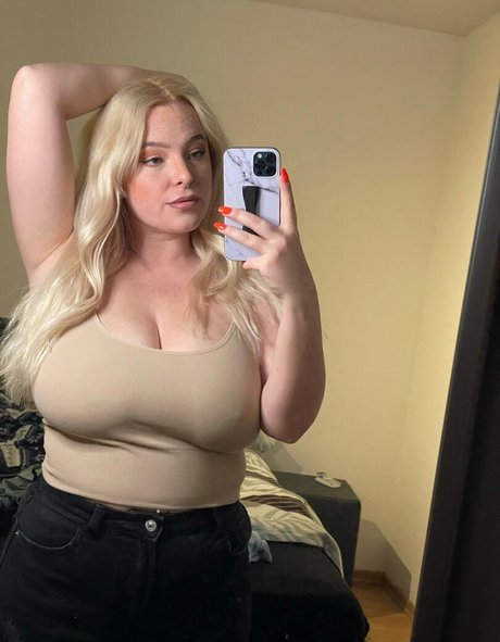 Sarah Neuhaus erotic star pictures