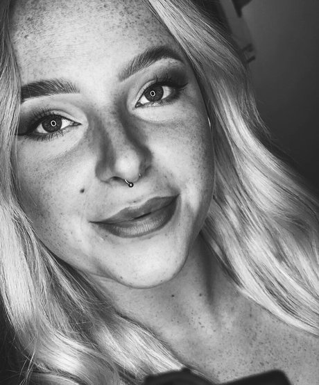 Sarah Neuhaus model free pics