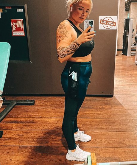 Sarah Neuhaus sexy actress photos