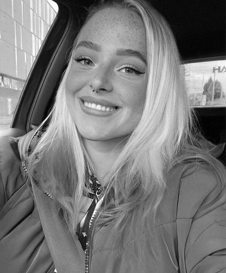 Sarah Neuhaus high quality model pictures