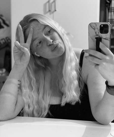 Sarah Neuhaus star pornographic pictures