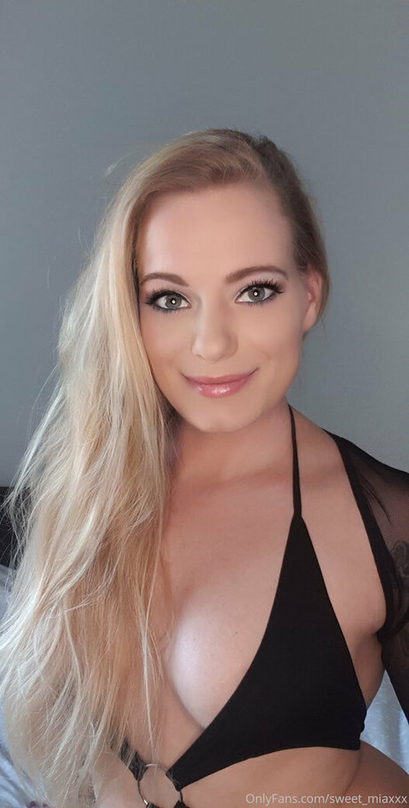 sweet miaxxx model beautiful photos