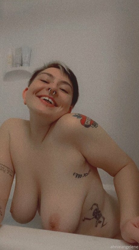 sweetlildarling adult model image