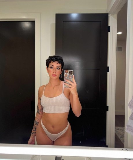 Gianna Evelyn art star photo