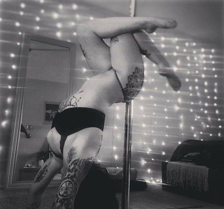 asian shemale onlyfans free naked photo