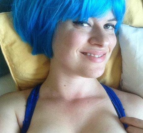 Allie Goertz model hot images