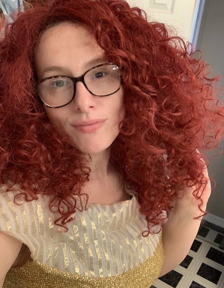 hourglassleigh nude actress pictures