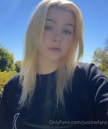 justinefans nude model pic