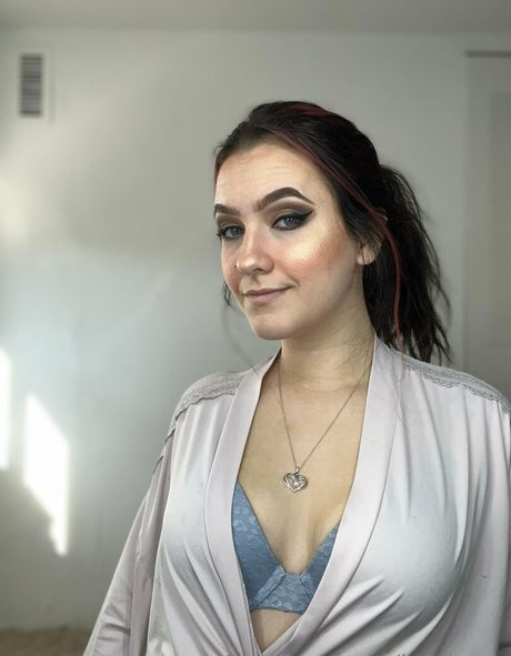 izzyizzyy erotic model img