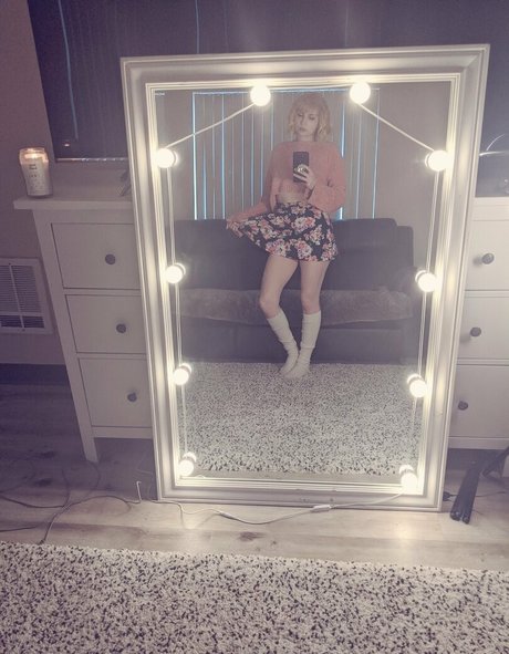 daxanais nude model pic