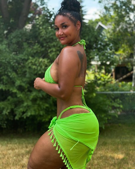 busty mom onlyfans sexy nudes pics