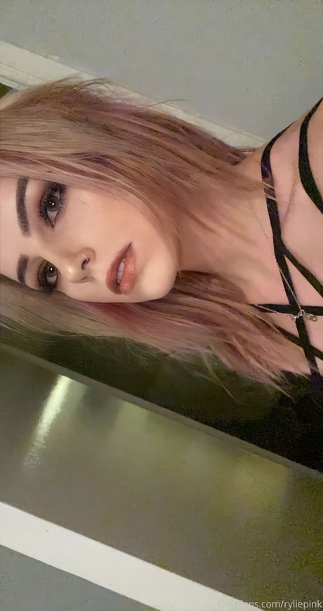 RileyPink xxx actress photo