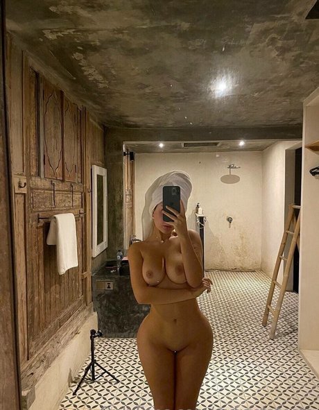 Mikaela Testa naked model photo