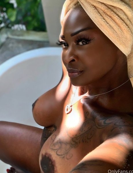 Monna White pornstar nude image