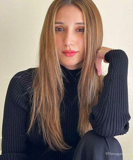 Heli Daruwala model perfect gallery