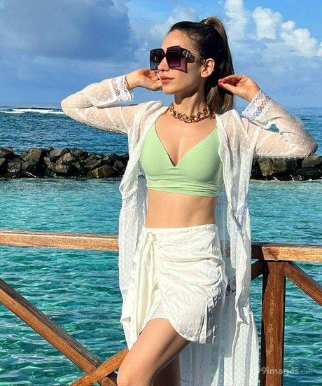 Heli Daruwala star best pictures