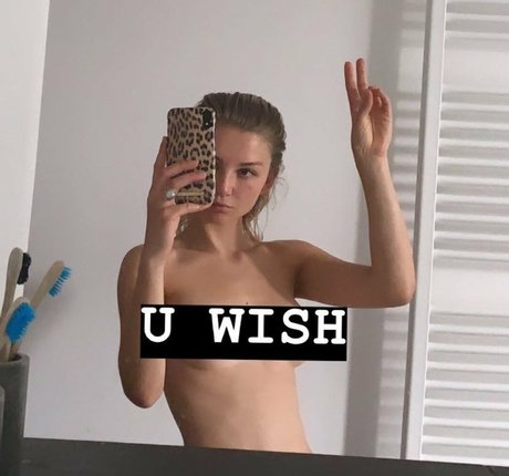 Julia Wulf model nude pic