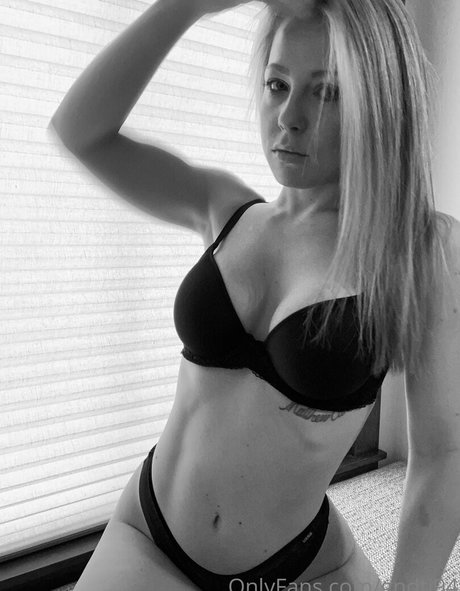 gndtj94 erotic star image