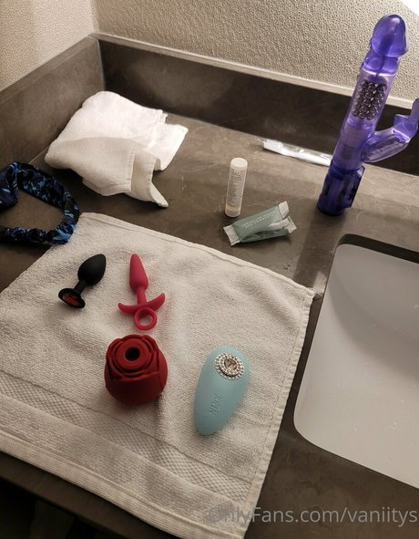 vaniitys model free pics