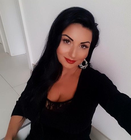 Rita Kyslinger model top photo