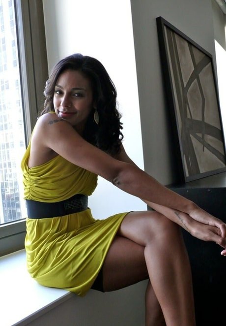 Marsha Thomason model art gallery