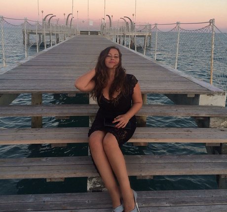 Serena Roberti exclusive star pics