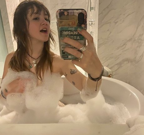 _femalien hot model img