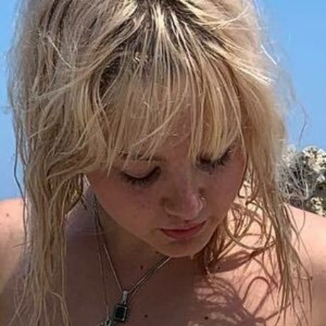 _femalien model naked picture