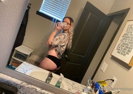 lovefromdaisyy naked star photo