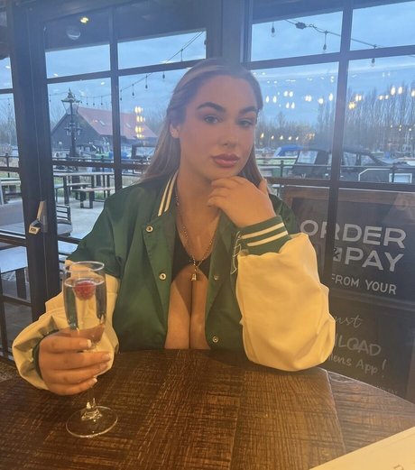 Caitlinn G naked model picture