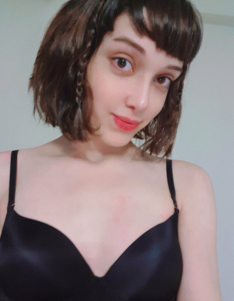 oyku pembe model image