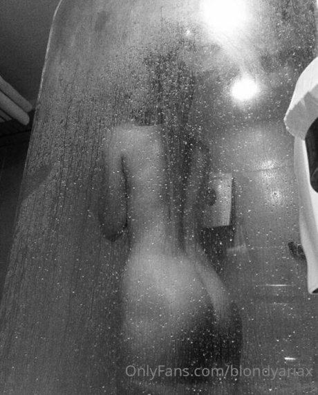 blondyariax model adult img