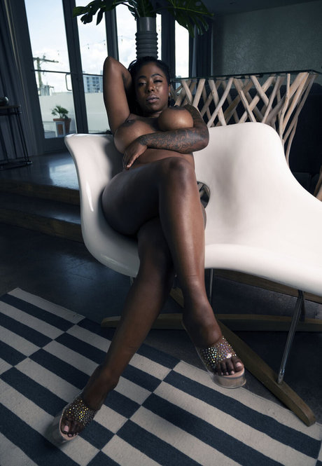 Gogo Fukme pornographic model pictures