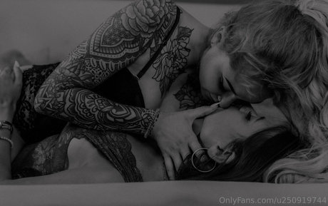 sarahmeeeow star erotic archive